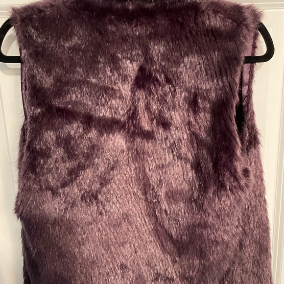 Steve Madden Faux Fur Vest Color Plum - Picture 6 of 12